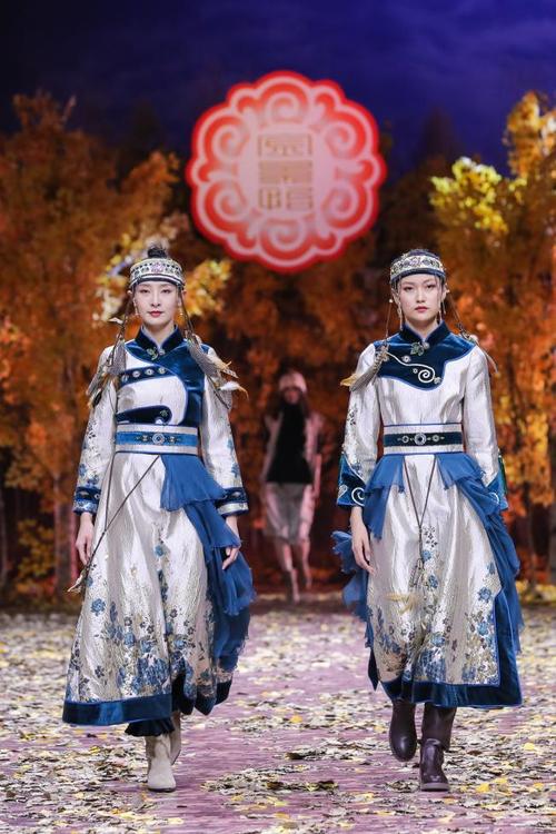 以时尚语言讲述民族故事 中国国际时装周上演鄂伦春族文化服饰秀-中国